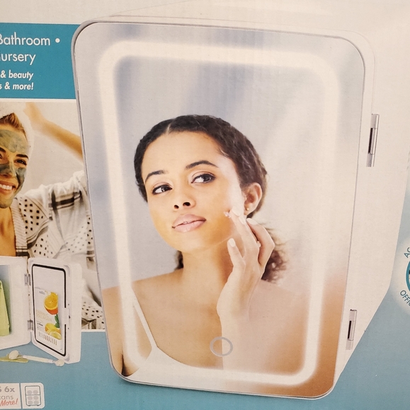 LAST ONE! LED LIGHTED MINI FRIDGE 6L - Picture 8 of 10